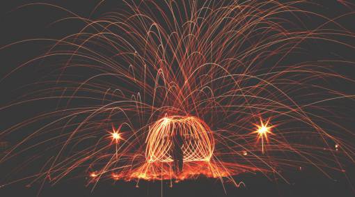 fuegos artificiales fuegos artificiales oscuros flame guy man show night