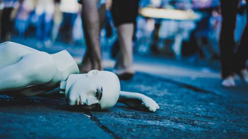 roto Muñeca maniquí gente azul rota multitud