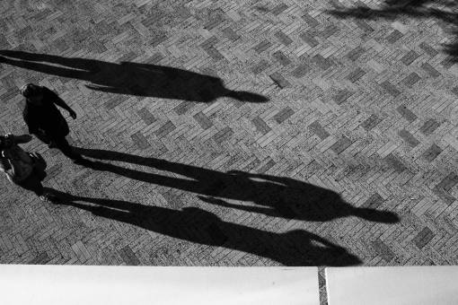 cha preto chão preto e branco pessoas sombra dia ensolarado