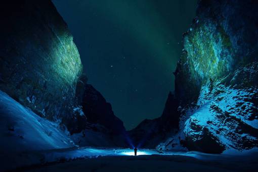 montanas Paisaje de Islandia con montañas por la noche