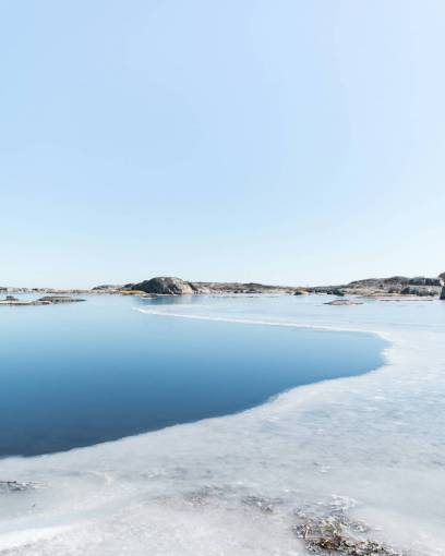 cielos Paisaje de un salar desértico con laguna.