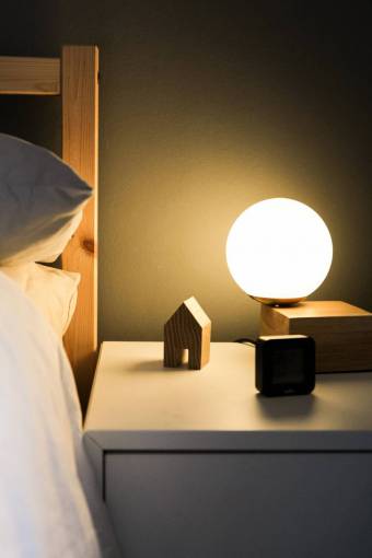 moda Mesa de luz en la habitación.