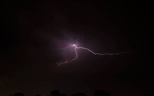 tarde relámpago tormenta noche oscura cielo tarde
