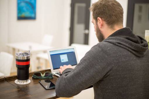 movil hombre portátil trabajando oficina móvil freelance mesa
