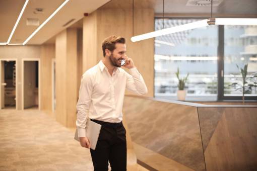 telefono hombre oficina teléfono barba laptop escritorio trabajo
