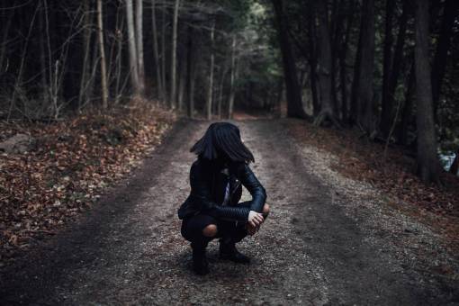 bosque otono naturaleza paisaje gente mujer sesión de fotos moda cabello
