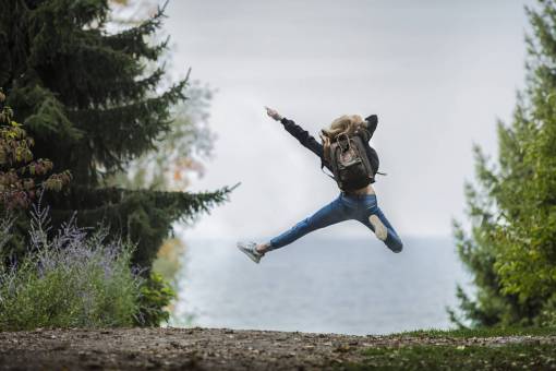 dama gente niña dama mujer salto viajes al aire libre