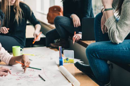 escuela gente chicas mujeres estudiantes amigos estudiar escuela