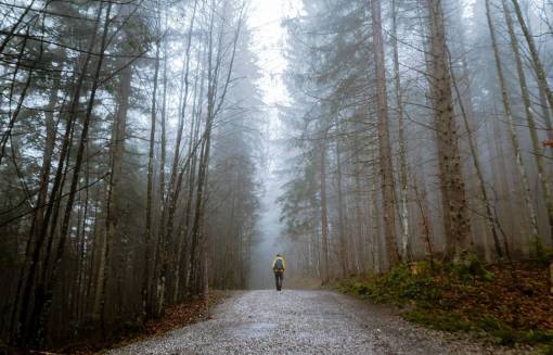 lluvia gente hombre solo caminando viajes aventura escalada