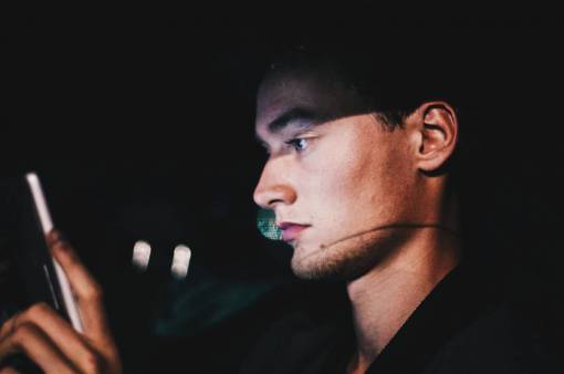 telefono gente hombre chico masculino teléfono móvil pantalla táctil