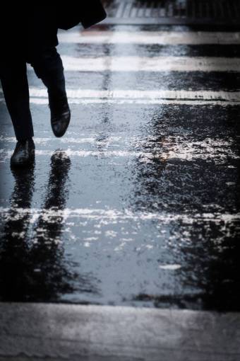 lluvia gente caminando lluvia camino mojado calle agua