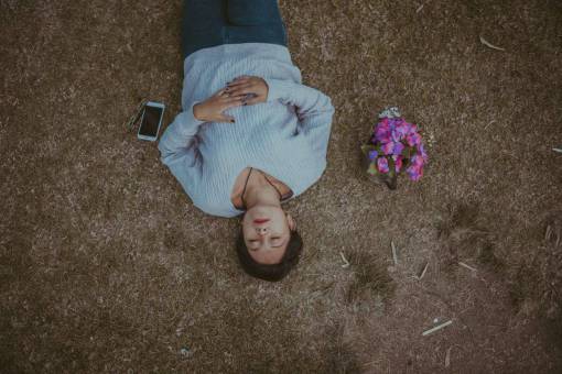 movil gente mujer hembra al aire libre hierba dormir relajarse
