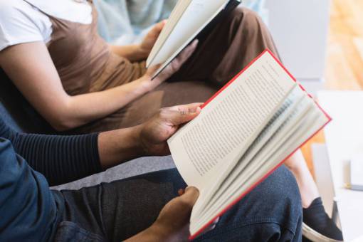 educacion leyendo libros manos gente estudia educación escolar
