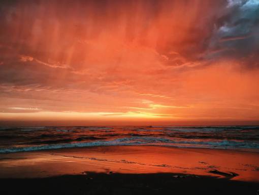 playa puesta de sol cielo rojo nubes playa costa mar océano