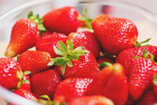 fuente fresas rojas fresa frutas comida tazón saludable