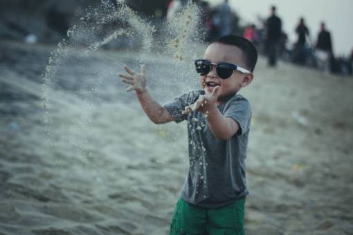 gafas ar arena playa gente niño niño feliz