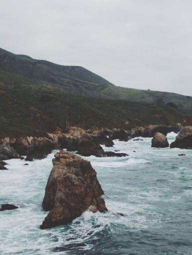 acantilado mar océano azul agua olas naturaleza montaña