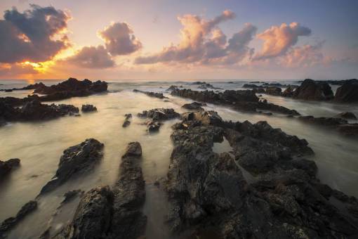 rocoso mar océano splash ondulaciones formación rocosa paisaje