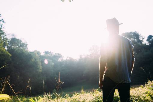 ray sol rayos de sol chico hombre sombrero gente bosque