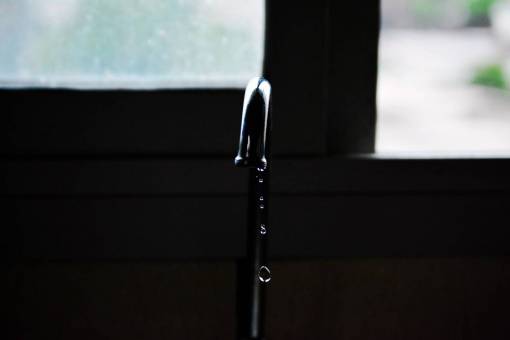 grifo gotas de agua liquido caen grifo ventana de acero