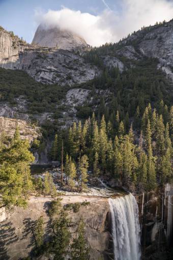 acantilado cascada corriente agua naturaleza verde árboles plantas