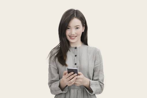 telefono inteligente mujer smartphone niña sonrisa mujer asiática gente