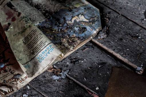 leer piso de madera libro viejo leer al aire libre