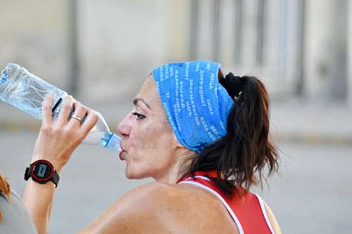 jogging drinking water bottle fitness drink bottled woman jogging pretty outdoors leaking warm fille potable jolie eau remise bouteille embouteillee boisson