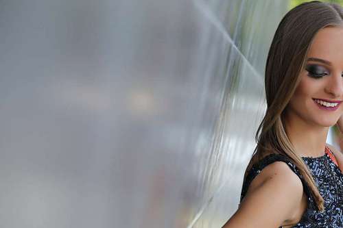peinado cara mujer atractivo joven sonriente bonita cabello retrato persona peinado labios hermoso ojo espejo