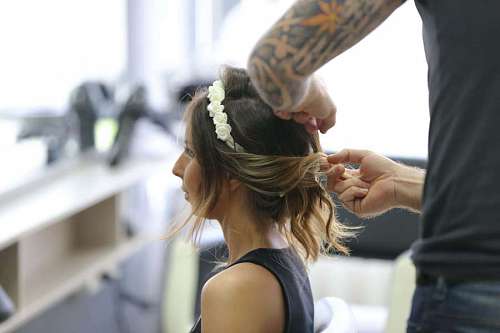 salon peluquero peinado salón bastante atractivo tatuaje persona