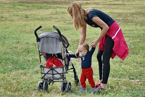 feelings stuck mom feel walking park grass anak motherhood child season being berjalan usia melatih tahun cara  pedestrian toddler fun