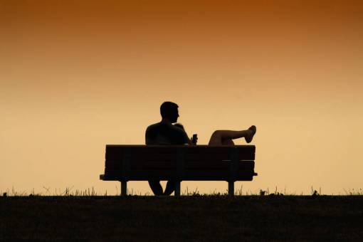 banco banco pareja puesta de sol césped parque gente hombre
