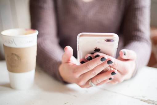 navegar navegación smartphone teléfono celular tecnología persona iphone