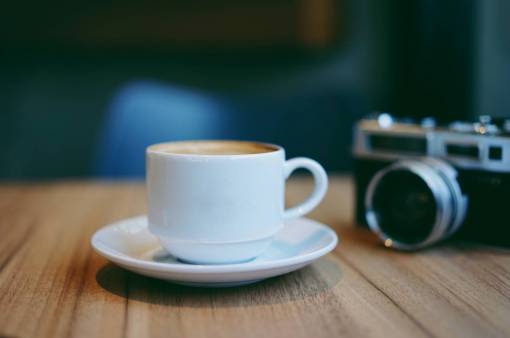 procesador cámara fotografía mesa desenfoque taza platillo café