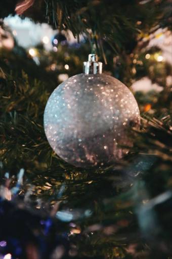 difuminar luces de adorno de bola de brillo plateado de árbol de navidad
