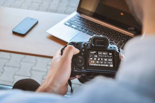 man  camera  dslr  laptop  iphone  mobile  device