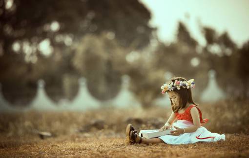 ley gente niña niño niño solo hierba leyendo