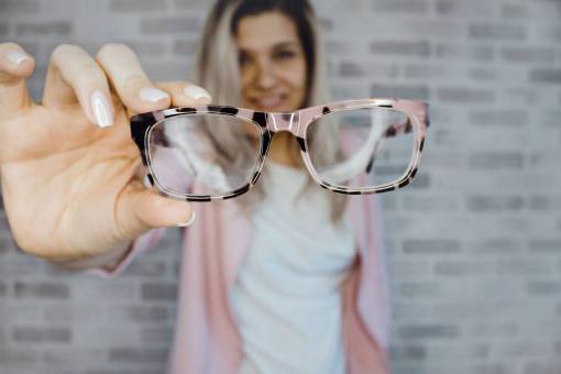 ladrillo mujer gafas difuminar rosa sonrisa feliz ladrillo