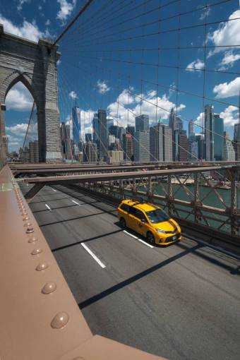 famous-place transportation brooklyn bridge;taxi car skyscraper cityscape architecture city life