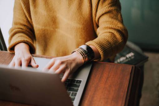 educacion tecnología hombres trabajando computadora portátil computadora portátil de una persona