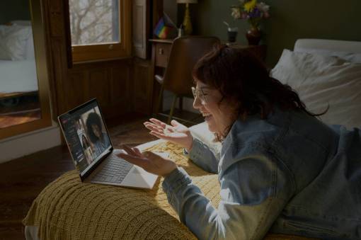 internet mujer casa interior ordenador portátil adentro tecnología mujer una persona