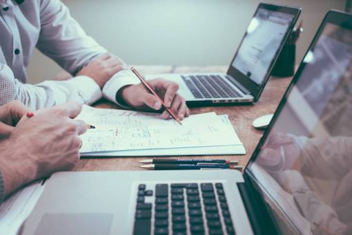 internet los hombres que trabajan se enfrentan a la tecnología de la computadora portátil de negocios