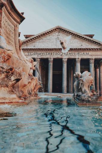 religion Fuente de Trevi en Roma, Italia