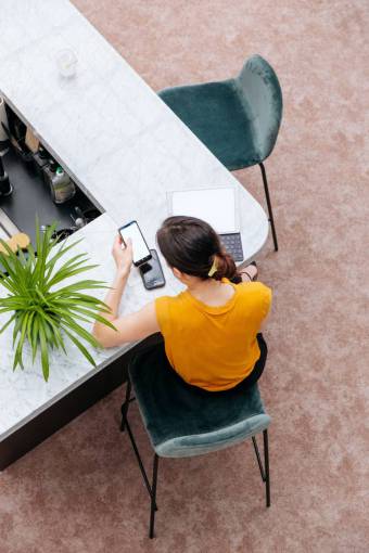 internet Mensajes de texto de mujer en el trabajo