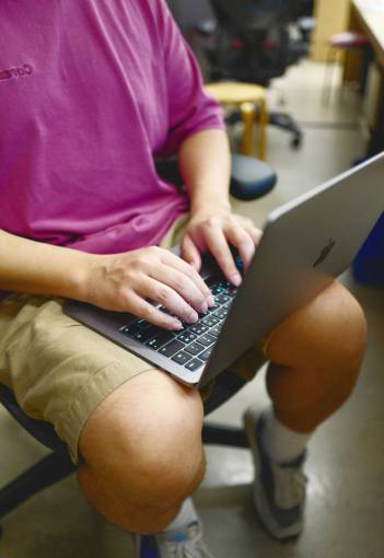 internet trabajando sentado una persona computadora portátil hombres computadora púrpura;hombre;computadora portátil
