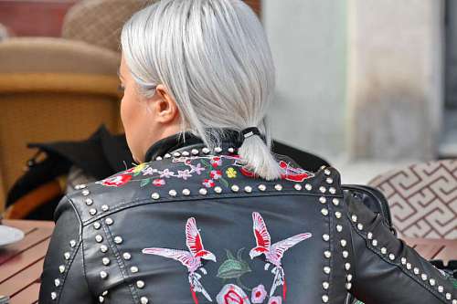 Chaqueta de cuero rubia mujer de la calle estilo de vida tradicional artesanal