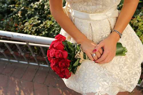 vestido de mujer ramo rosas novia compromiso flor mujer