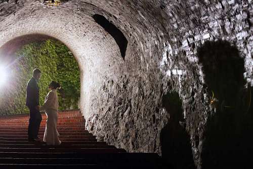 agujeros novia novio sombra escaleras romántico túnel agujero
