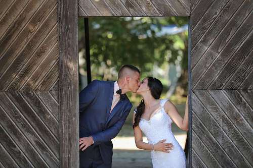 besos carpintería novio novia casado beso pasarela romance compromiso