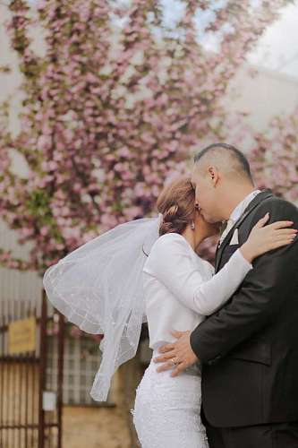 guapo abrazo novio novia guapo al aire libre pareja primavera